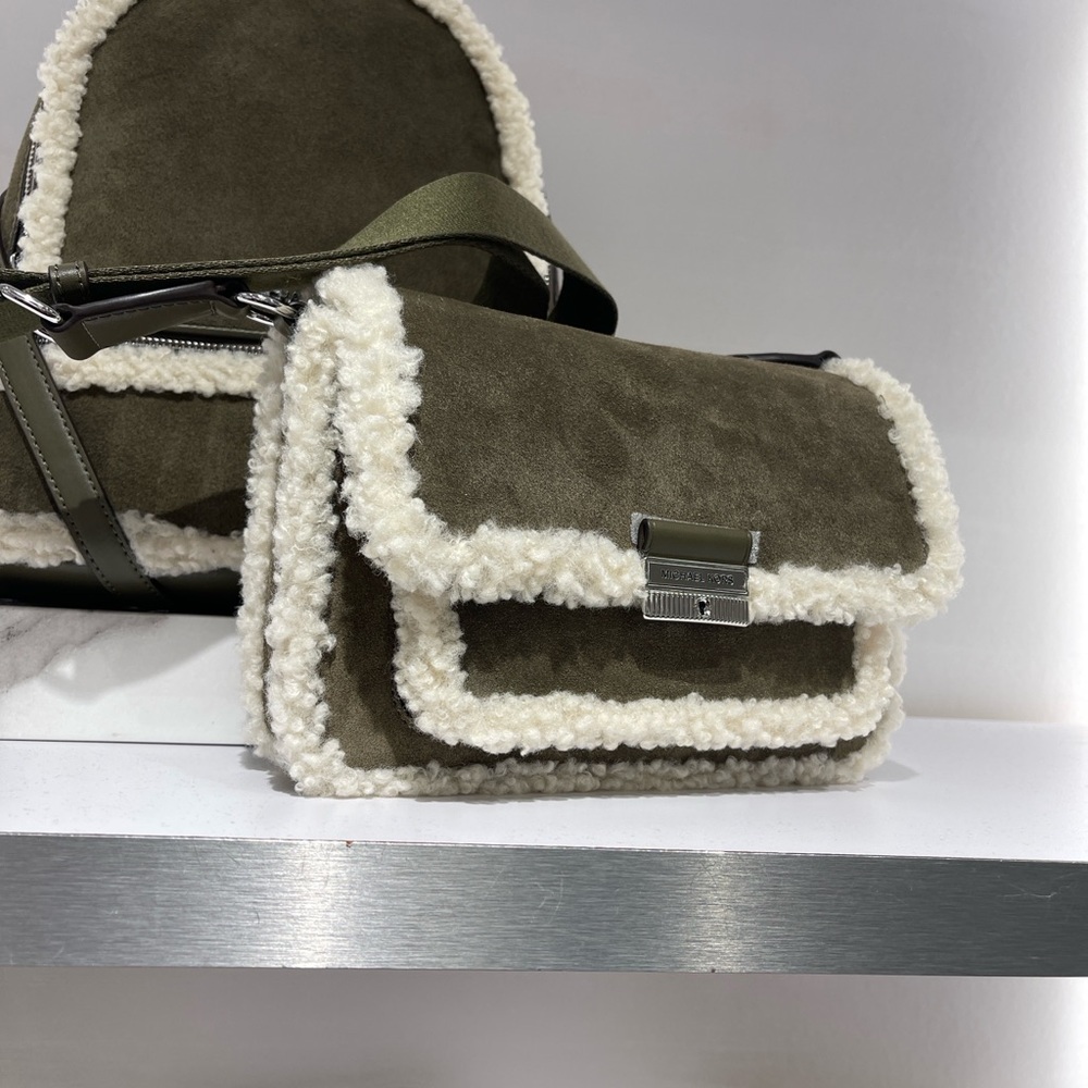 MICHAEL KORS Bradshaw Medium Suede and Faux Shearling Messenger Bag
Olive
NWT - Picture 5 of 16